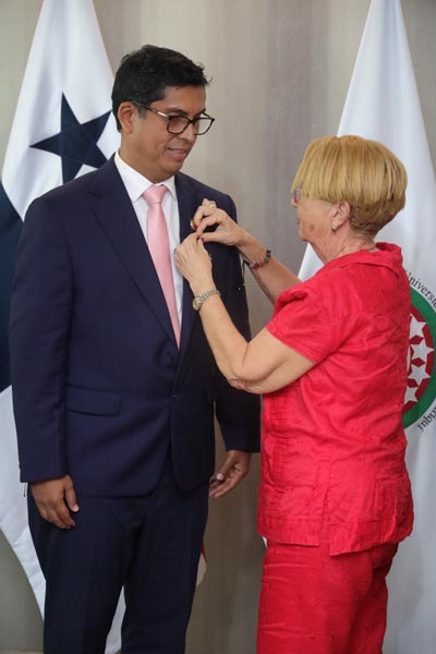 El Rector de la UNACHI, Dr. Absel Navarro, recibe la distinción internacional