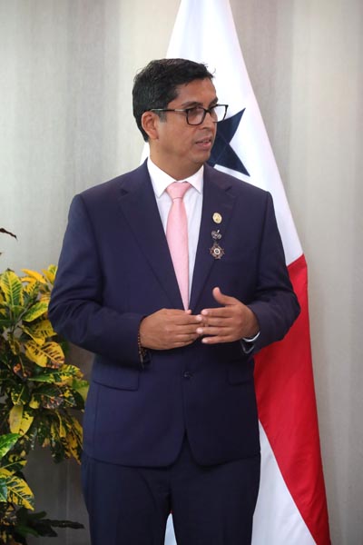 El Rector de la UNACHI, Dr. Absel Navarro, recibe la distinción internacional