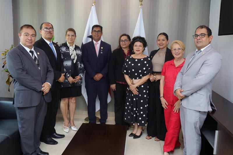 El Rector de la UNACHI, Dr. Absel Navarro, recibe la distinción internacional